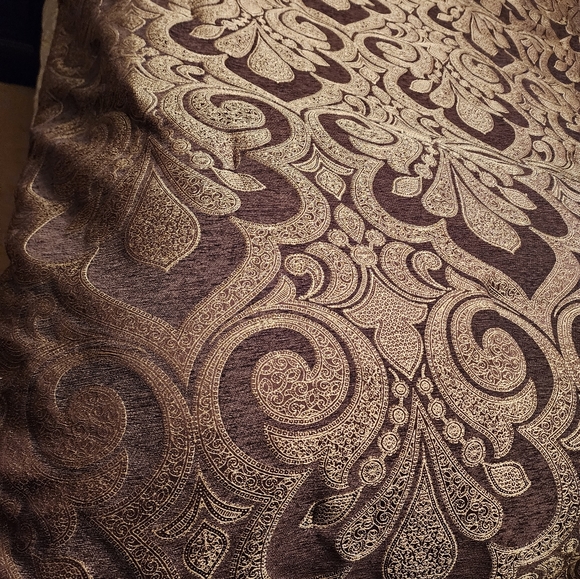 W-C Home Fashions Bedspread and Pillows - Picture 8 of 10